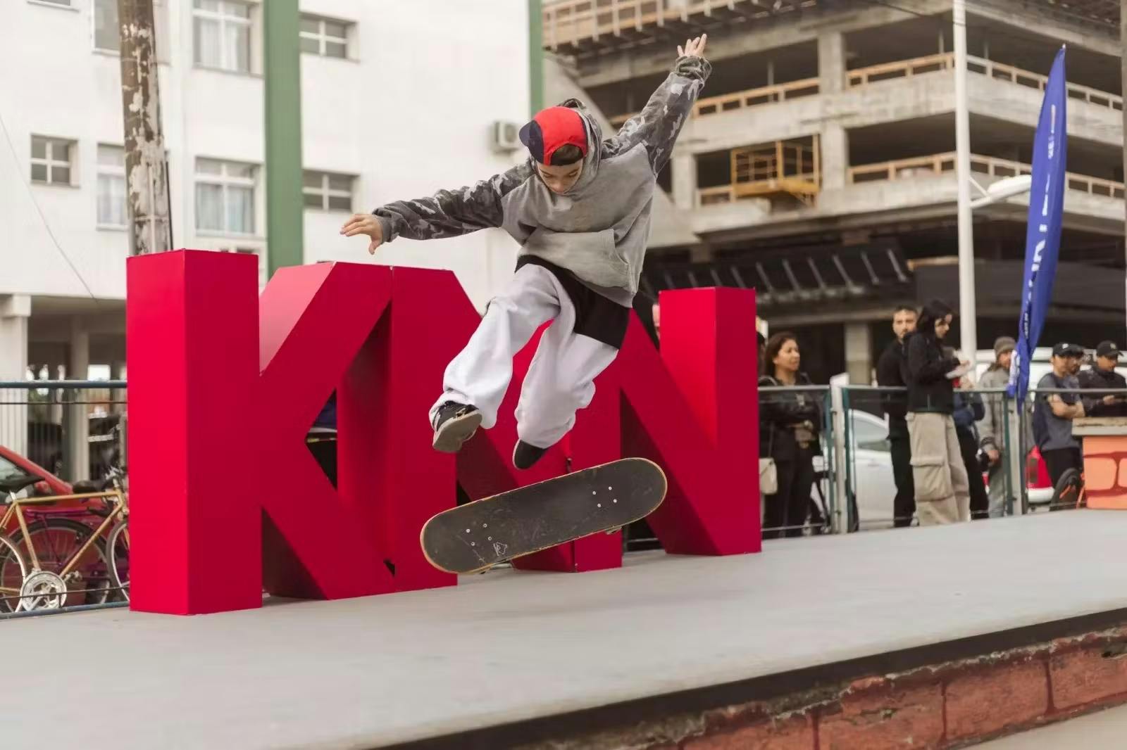 Jovem diante da marca KNN